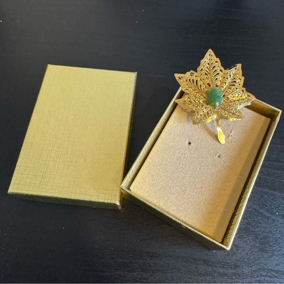 Set of 2 💛 Vintage Gold Tone Nature-Inspired Brooch Set with Green Jade Stones - Picture 10 of 16